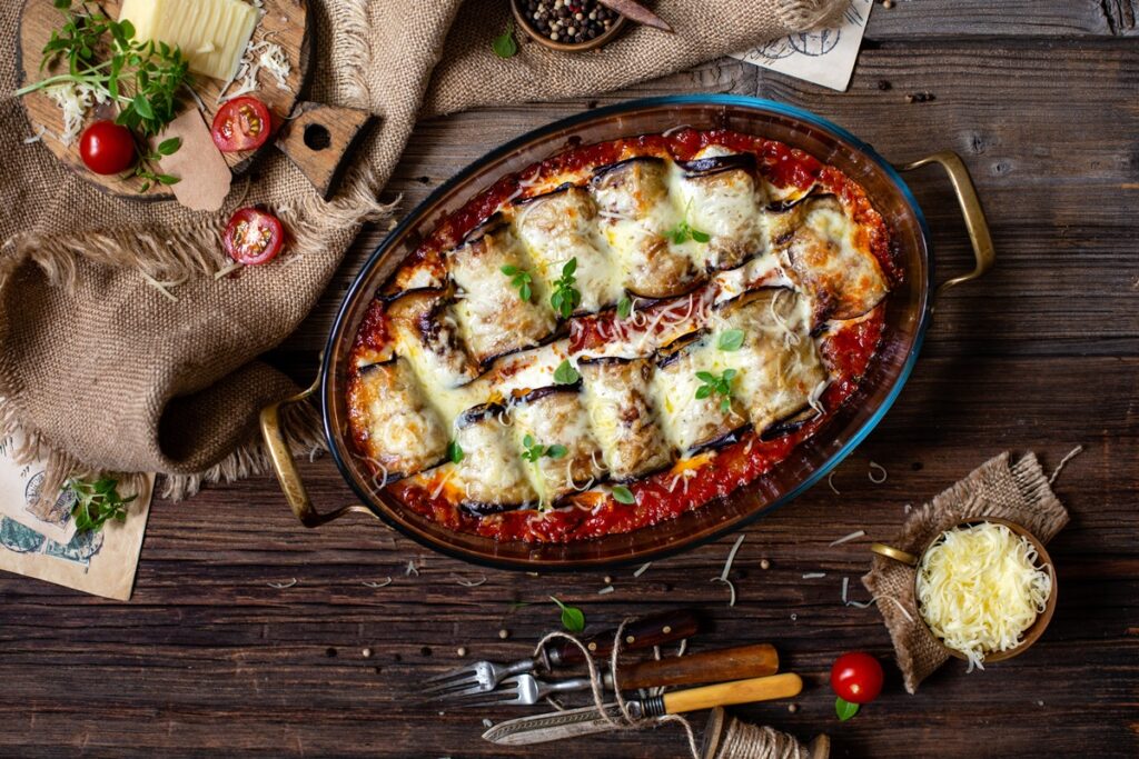 Vinete rulate și gratinate în sos de roșii