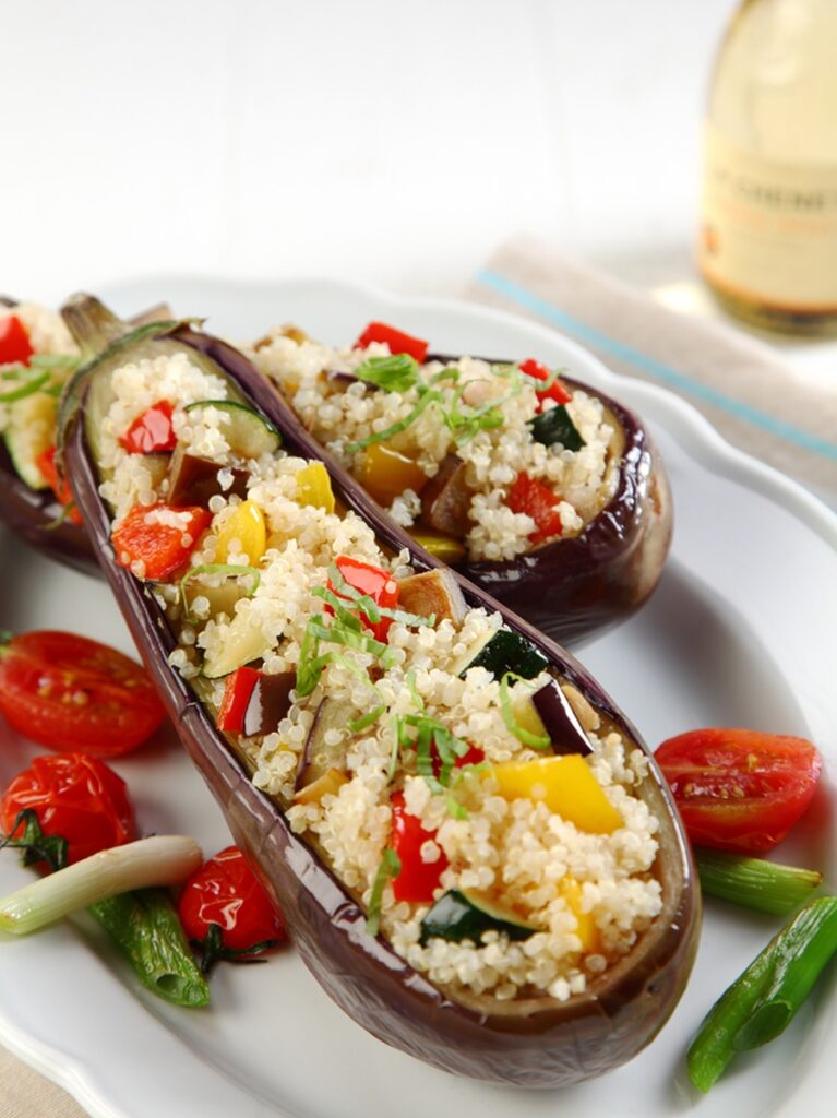 Două vinete umplute cu cușcuș și legume trase la tigaie