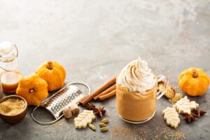 Băutură cu dovleac copt, lapte, cafea, frișcă și condimente