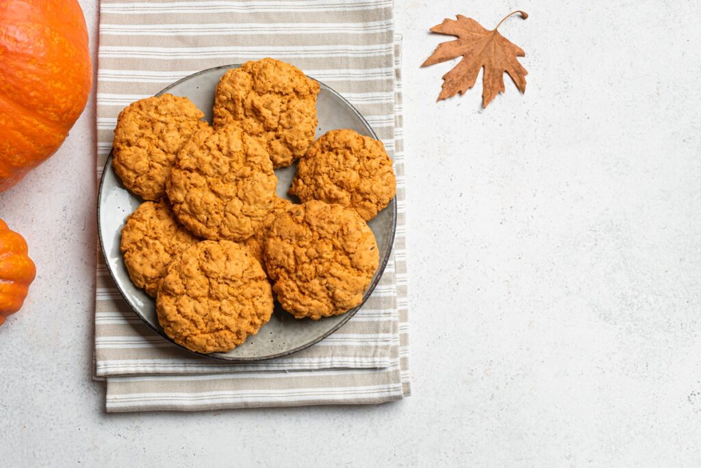 Biscuiți cu dovleac și scorțișoară pe o farfurie