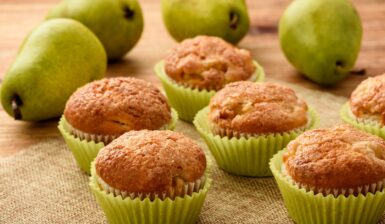 Muffins cu pere și scorțișoară în formele de copt și pere proaspete