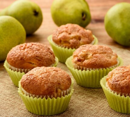 Muffins cu pere și scorțișoară în formele de copt și pere proaspete