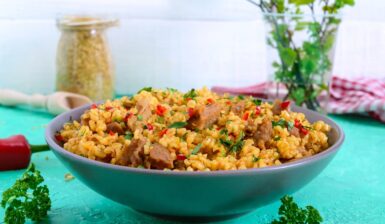 Pui cu bulgur și legume în bol