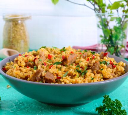 Pui cu bulgur și legume în bol