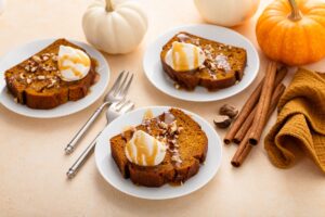 Felii de chec cu dovleac și condimente, servite cu caramel și nuci