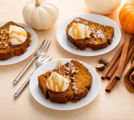 Felii de chec cu dovleac și condimente, servite cu caramel și nuci