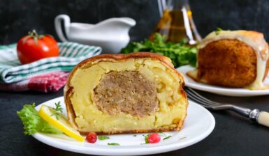 Chiftea în crustă de piure de cartofi, gratinată cu cașcaval, secționată