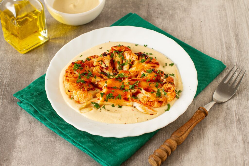 Conopidă friptă și servită cu hummus