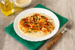 Conopidă friptă și servită cu hummus