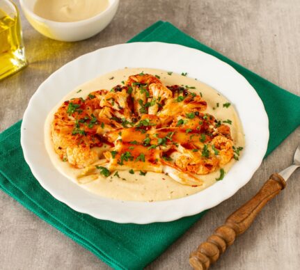 Conopidă friptă și servită cu hummus