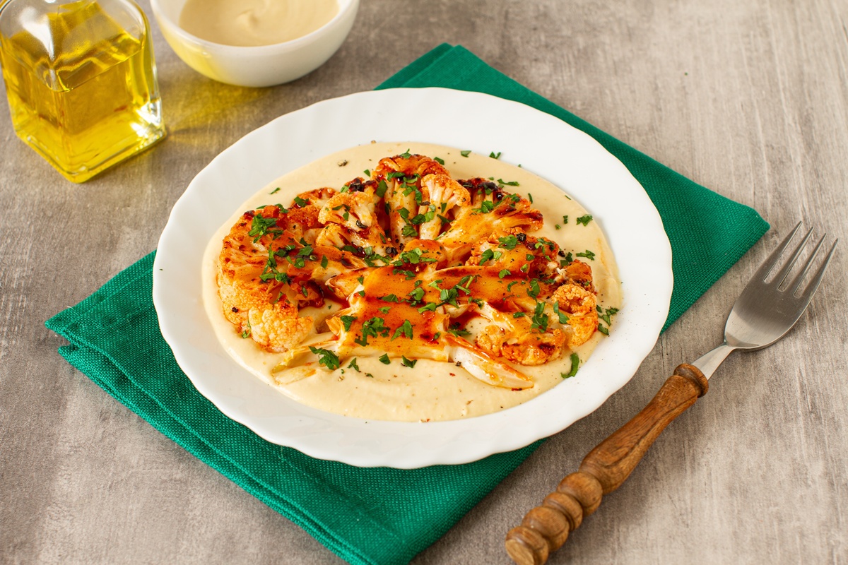 Conopidă friptă și servită cu hummus