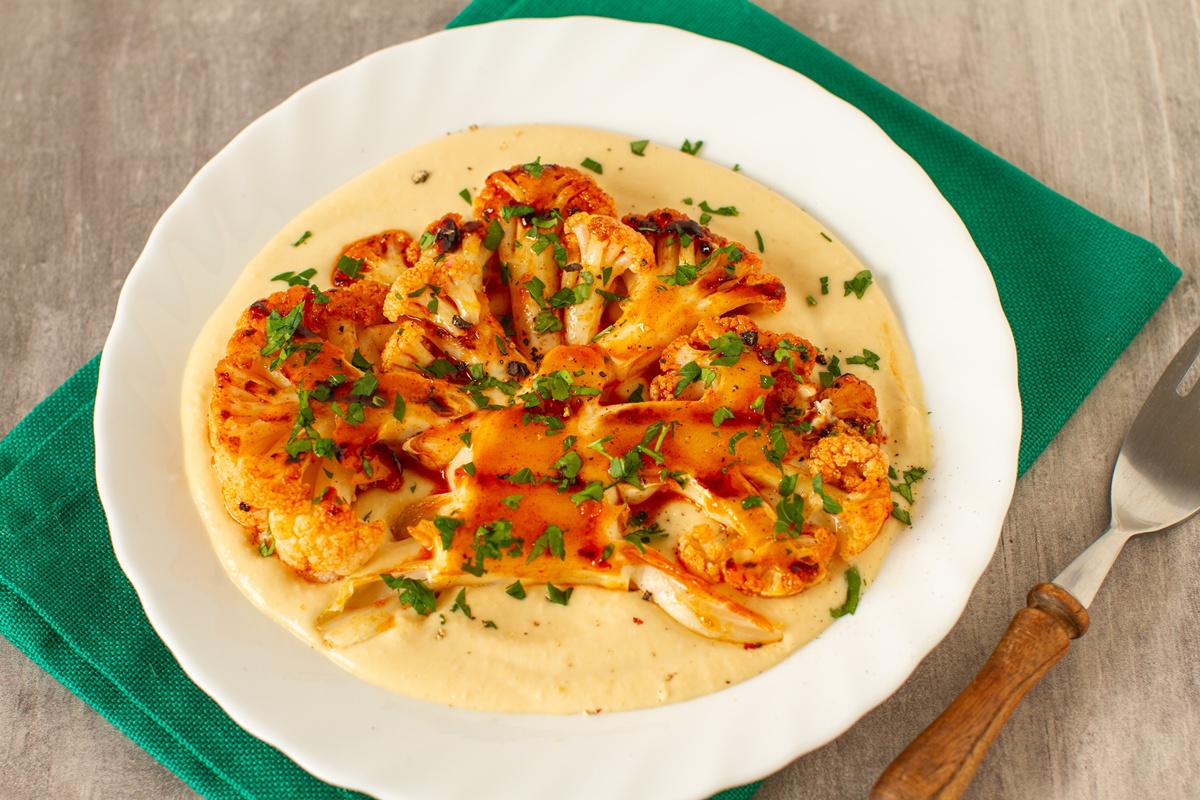 Conopidă friptă și servită cu hummus