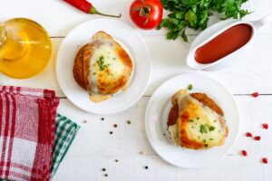 Chiftele în crustă de piure de cartofi, gratinate cu cașcaval