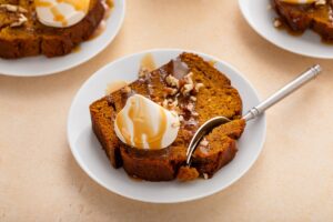 Felie de chec cu dovleac secționată cu furculița