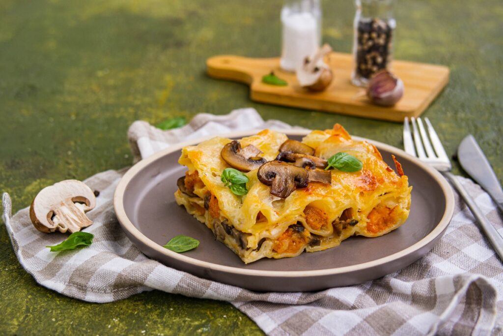 Porție de lasagna cu dovleac și ciuperci