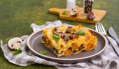 Porție de lasagna cu dovleac și ciuperci