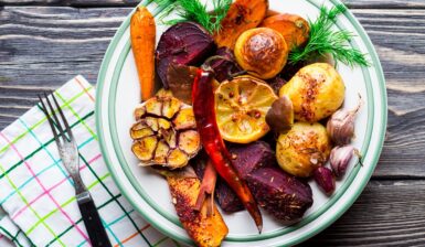 Legume coapte pe o farfurie