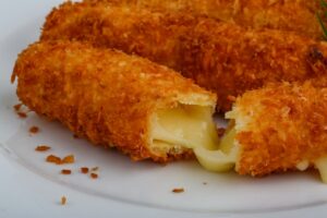 Batoane crocante de mozzarella, unul secționat