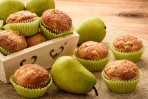 Muffins cu pere și scorțișoară alături de pere proaspete