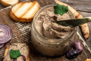 Pate din boabe de fasole și ciuperci în borcan