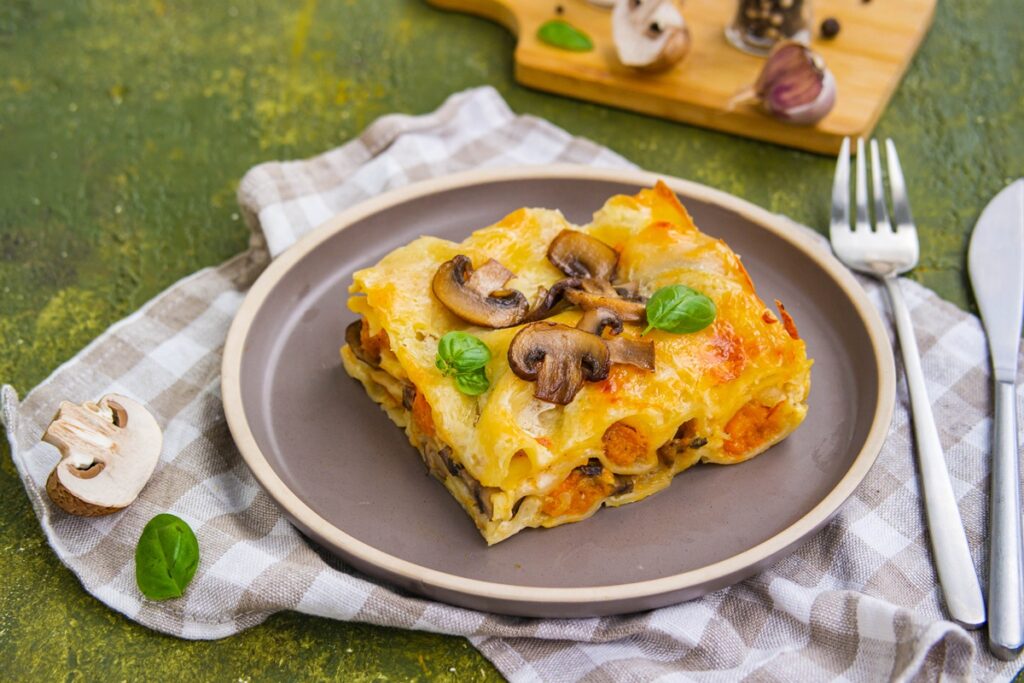 Porție de lasagna cu dovleac și ciuperci