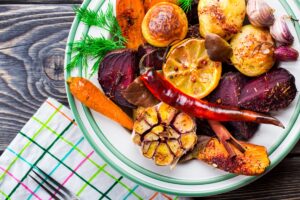 Porție de legume rădăcinoase coapte cu mirodenii la cuptor