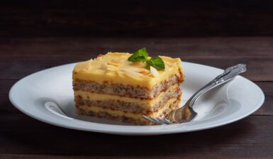 Porție de prăjitură cu nuci și cremă de gălbenușuri