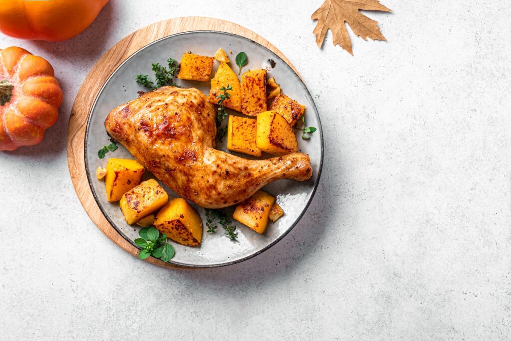 Pulpă de pui cu dovleac și portocale pe farfurie