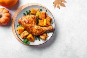 Pulpă de pui cu dovleac și portocale pe farfurie