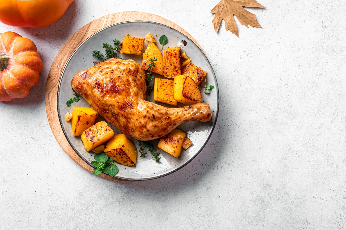 Pulpă de pui cu dovleac și portocale pe farfurie