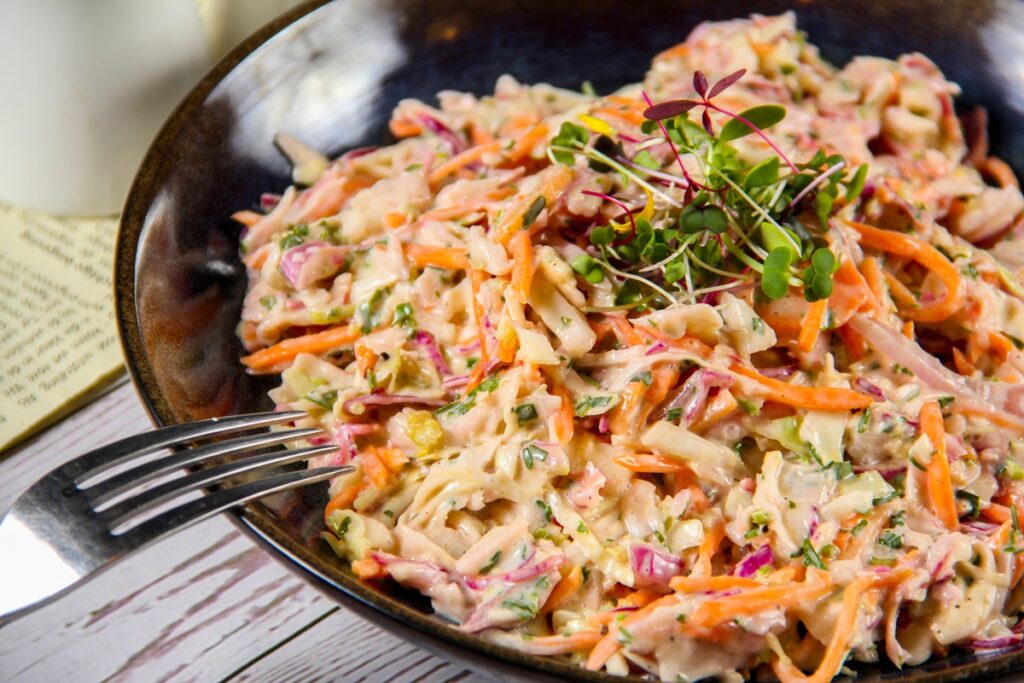 Salată coleslaw în bol cu furculiță