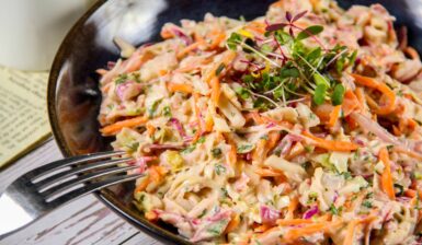 Salată coleslaw în bol cu furculiță