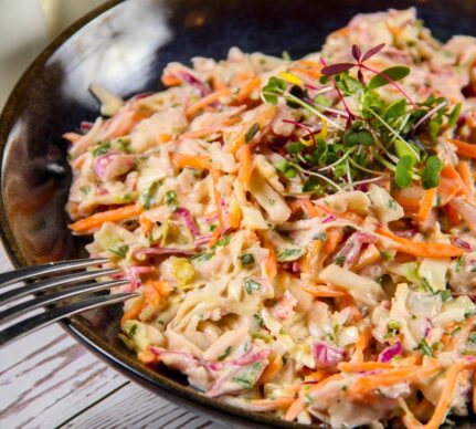 Salată coleslaw în bol cu furculiță