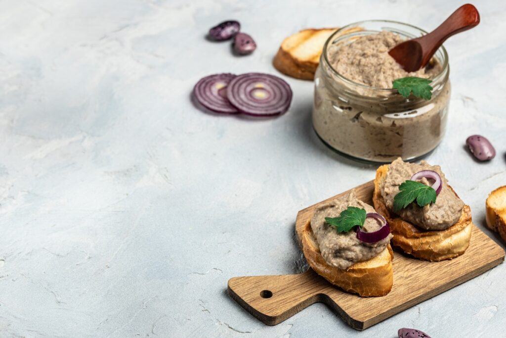 Pate de ciuperci cu boabe de fasole în borcan și pe felii de pâine