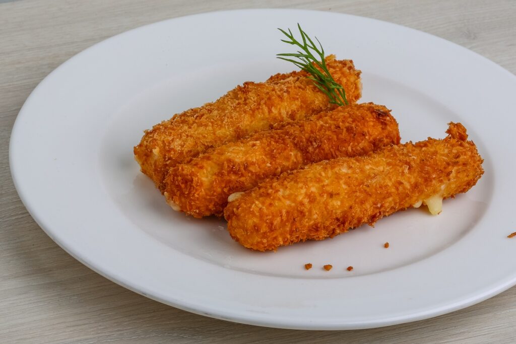 Trei batoane crocante de mozzarella