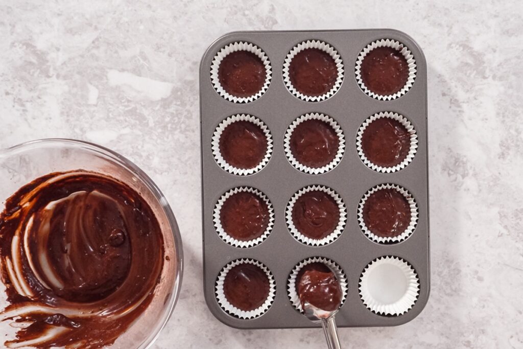 Aluat cu cacao pentru mufiins în formele de copt și în bol