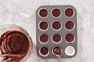 Aluat cu cacao pentru mufiins în formele de copt și în bol