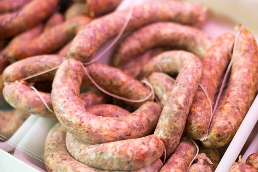 Cârnați de casă legați cu sfoară