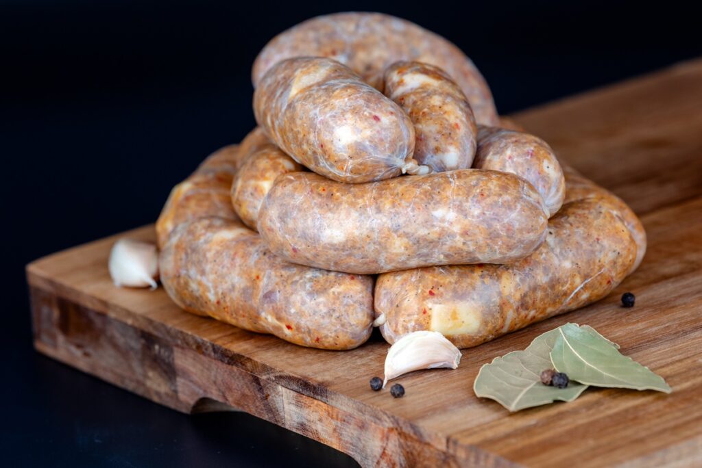 Cârnați rustici de casă porționați și legați