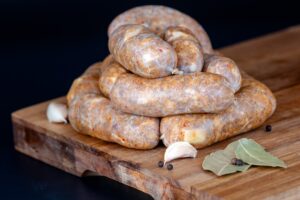 Cârnați rustici de casă porționați și legați