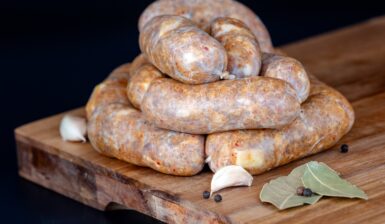 Cârnați rustici de casă porționați și legați