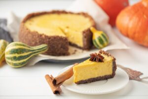 Cheesecake cu dovleac și biscuiți digestivi cu scorțișoară porționat