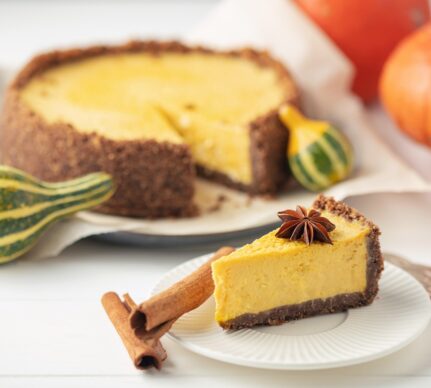 Cheesecake cu dovleac și biscuiți digestivi cu scorțișoară porționat