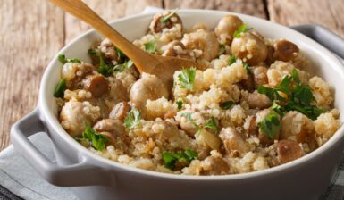 Ciuperci cu quinoa, usturoi și pătrunjel în bol cu lingură