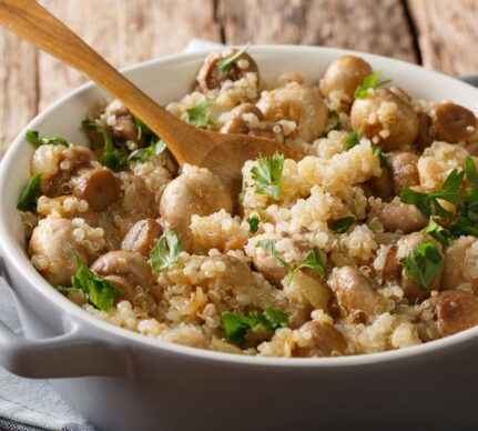 Ciuperci cu quinoa, usturoi și pătrunjel în bol cu lingură