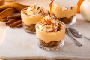 Pasul de decorare cu caramel al desertului la pahar cu dovleac