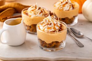 Desert la pahar cu cremă de dovleac, frișcă și caramel și o sosieră cu caramel