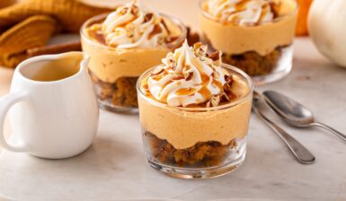 Desert la pahar cu cremă de dovleac, frișcă și caramel și o sosieră cu caramel