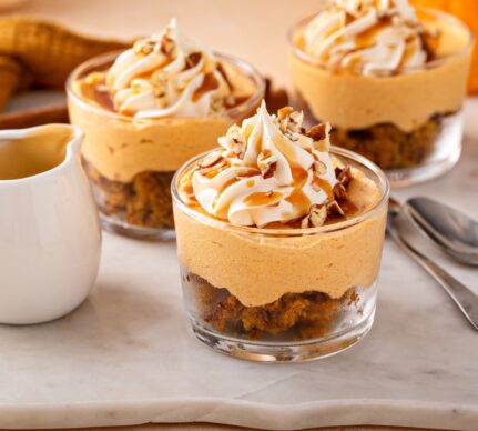 Desert la pahar cu cremă de dovleac, frișcă și caramel