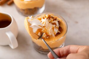 Desert la pahar cu cremă de dovleac, frișcă și caramel